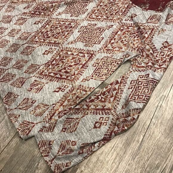 Geometrical print plus size light seater with lace details - Picture 6 of 11